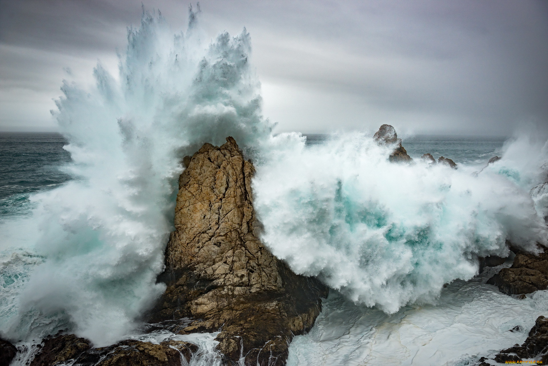 Подобен волною морскою. Море Утес шторм. Волны разбиваются о скалы. Бушующее море. Стихии природы.